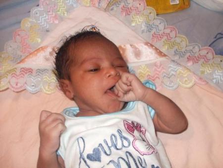 C'est mon 2ème fils Yacine, il est né 1an et quelques mois après Jasmine ma fille comme vous le voyez il se ressemble énormement ce qui est normal lol